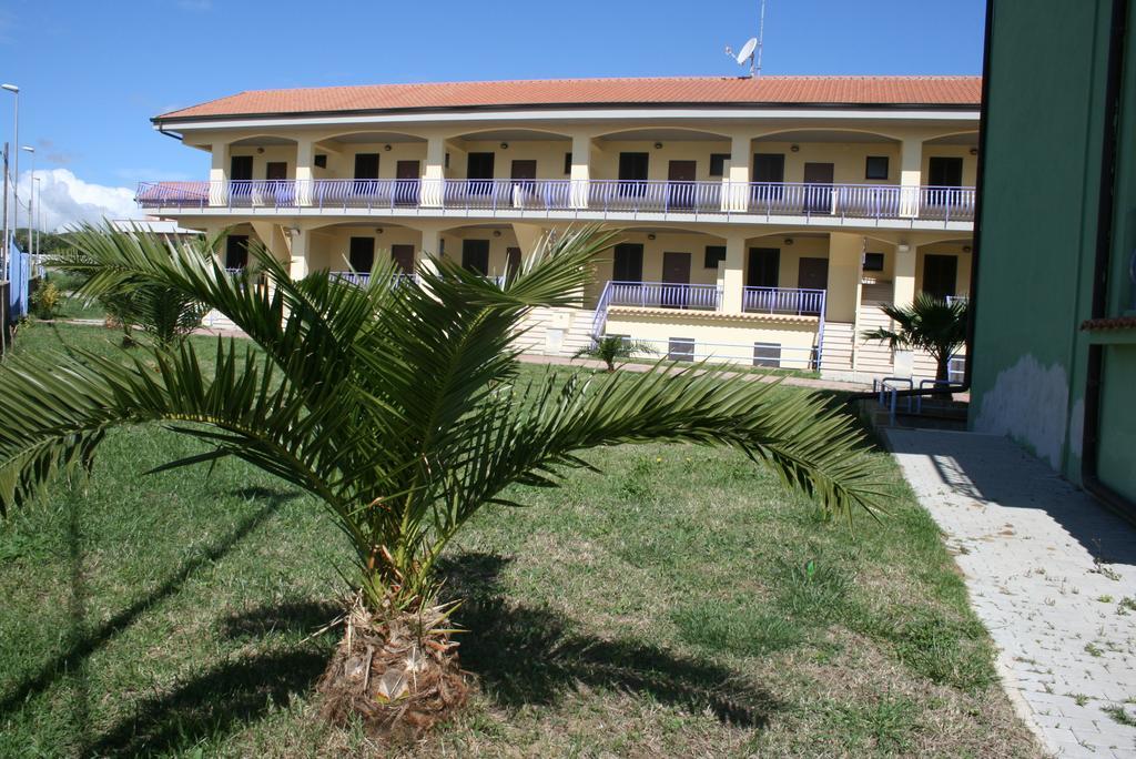 Baia Dei Canonici Aparthotel Villaggio Le Rocelle Kültér fotó